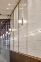 골드 포인트가 돋보이는 모던 한식당 벽면 디자인